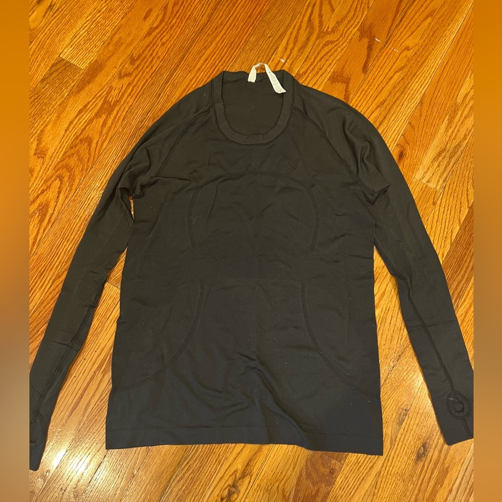 Lululemon gently used size 12 with symbol in black top thumb holes